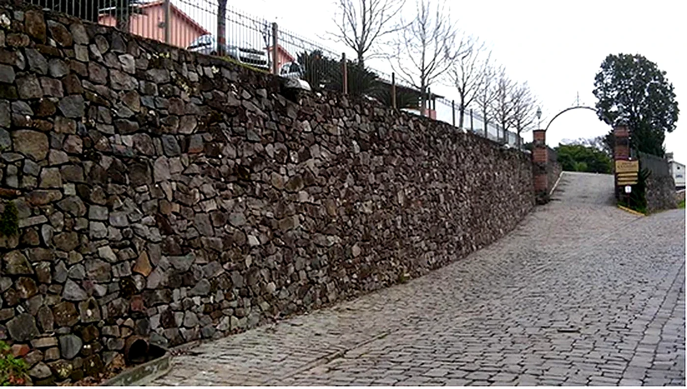 Muro e pavimentação em pedra